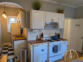 82 Gladstone St, Unit 2 in Boston, MA - Foto de edificio - Building Photo