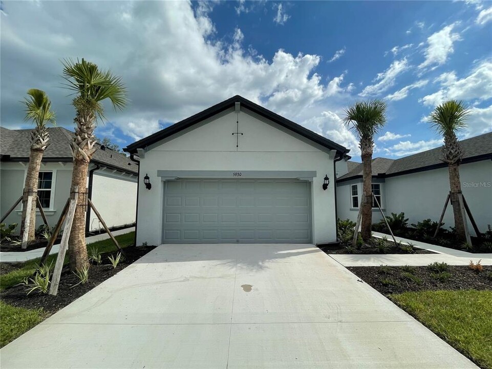 5930 Fiore Dr in Bradenton, FL - Building Photo