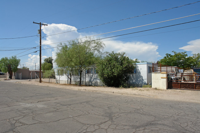 8 Mobile Homes & 5 Apartments in Tucson, AZ - Foto de edificio - Building Photo