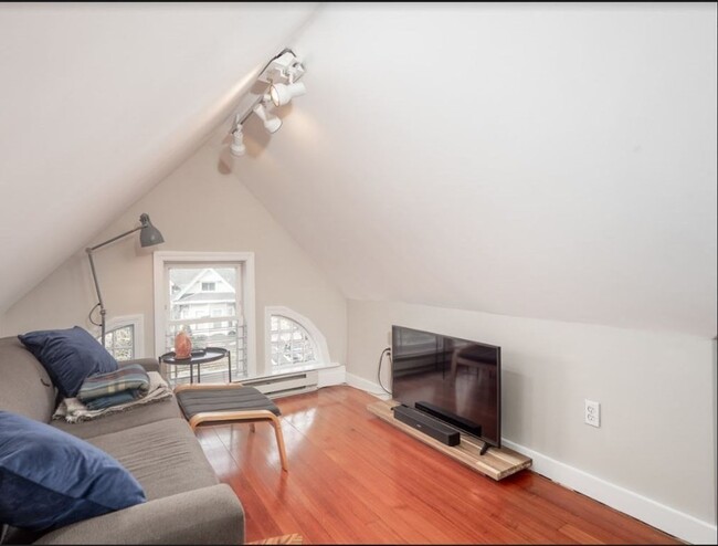 103 College Ave, Unit #1 in Somerville, MA - Building Photo - Building Photo