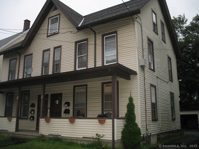 563 Howe Ave in Shelton, CT - Building Photo