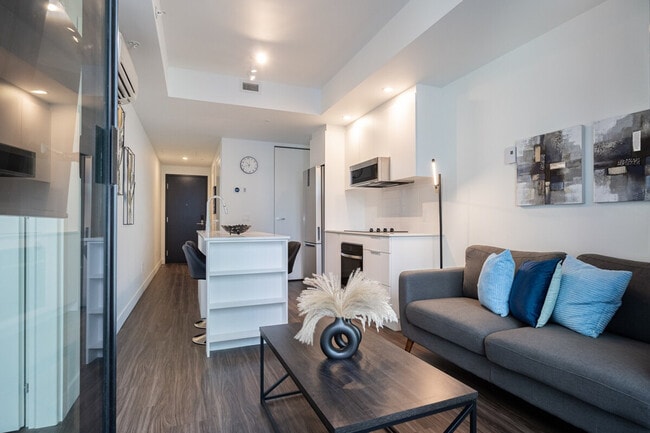 665 Rue Versailles