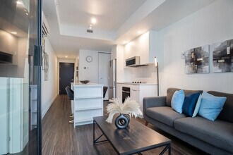 665 Rue Versailles in Montréal, QC - Building Photo - Building Photo