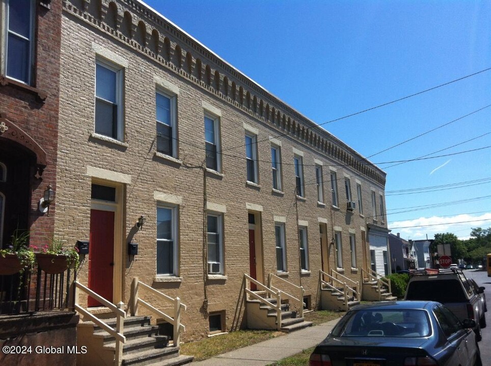 505 23rd St in Watervliet, NY - Building Photo