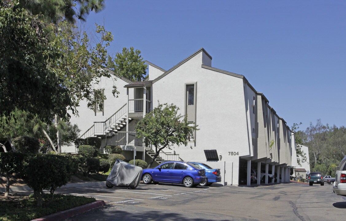 Parkway Pointe in La Mesa, CA - Building Photo