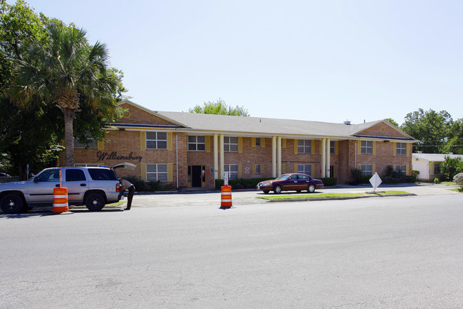 Williamsburg Apartments in San Antonio, TX - Building Photo - Building Photo