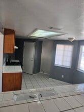 37210 Sabal Ave in Palmdale, CA - Foto de edificio - Building Photo