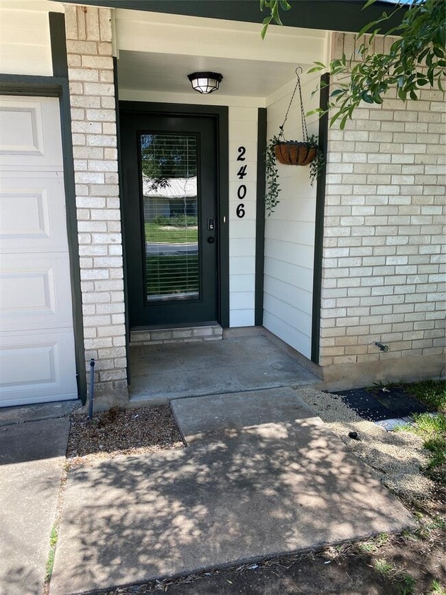2406 Broken Oak Dr in Austin, TX - Building Photo - Building Photo