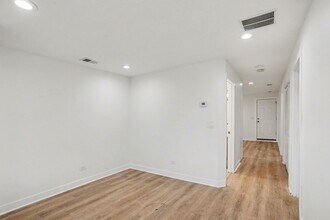 2812 S Pulaski Rd in Chicago, IL - Building Photo - Building Photo