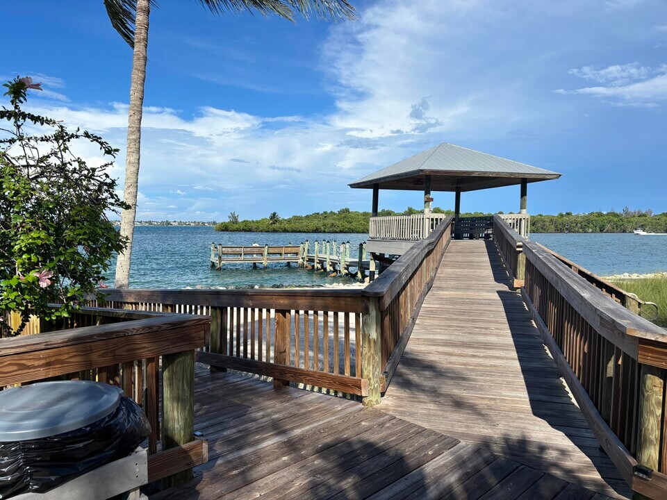 5218 SE Schooner Oaks Way in Stuart, FL - Building Photo