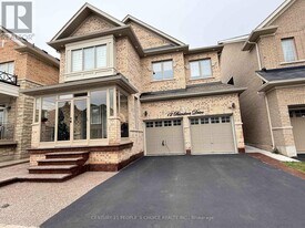 12 Bandera Dr in Brampton, ON - Building Photo