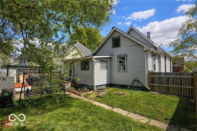 879 S Tompkins St in Shelbyville, IN - Building Photo - Building Photo