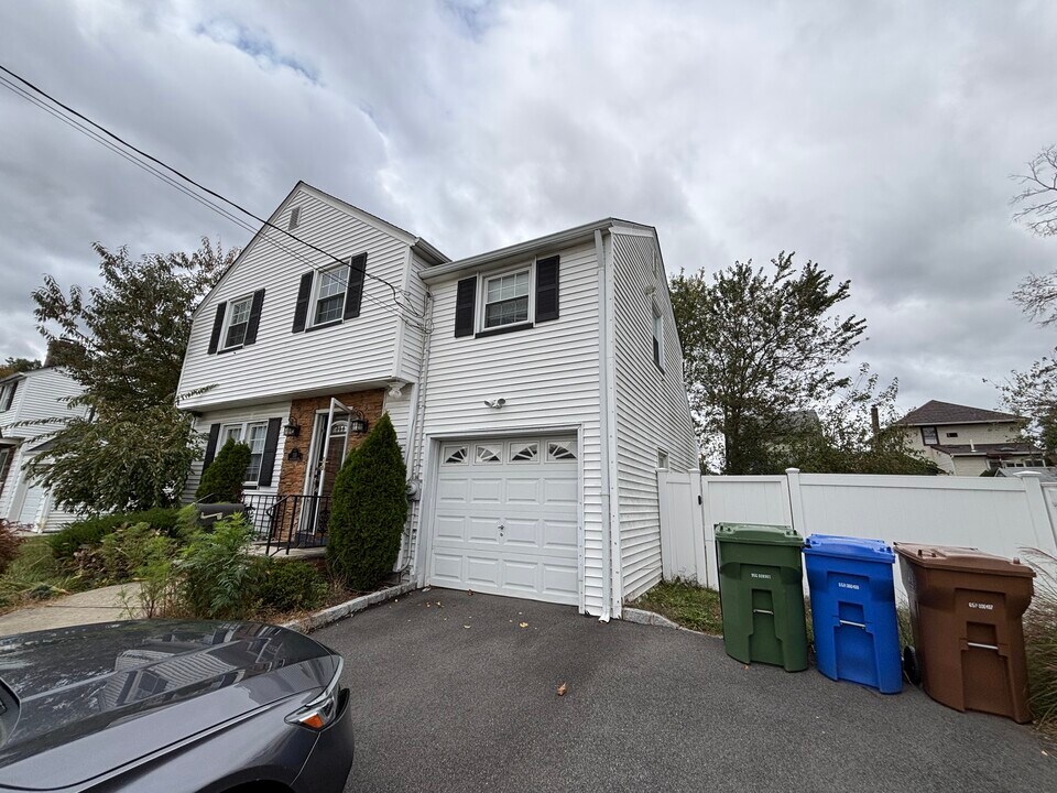 130 Birchwood Rd in Linden, NJ - Building Photo