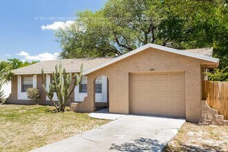 990 Vincent Dr in Mount Dora, FL - Foto de edificio - Building Photo