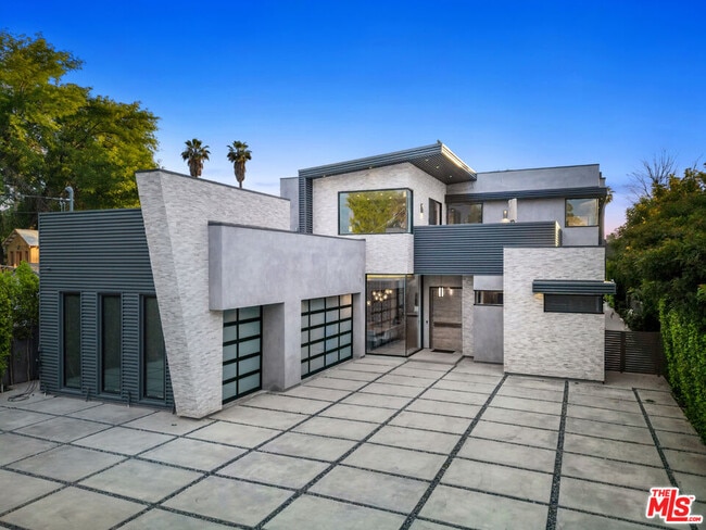 5365 Vanalden Ave