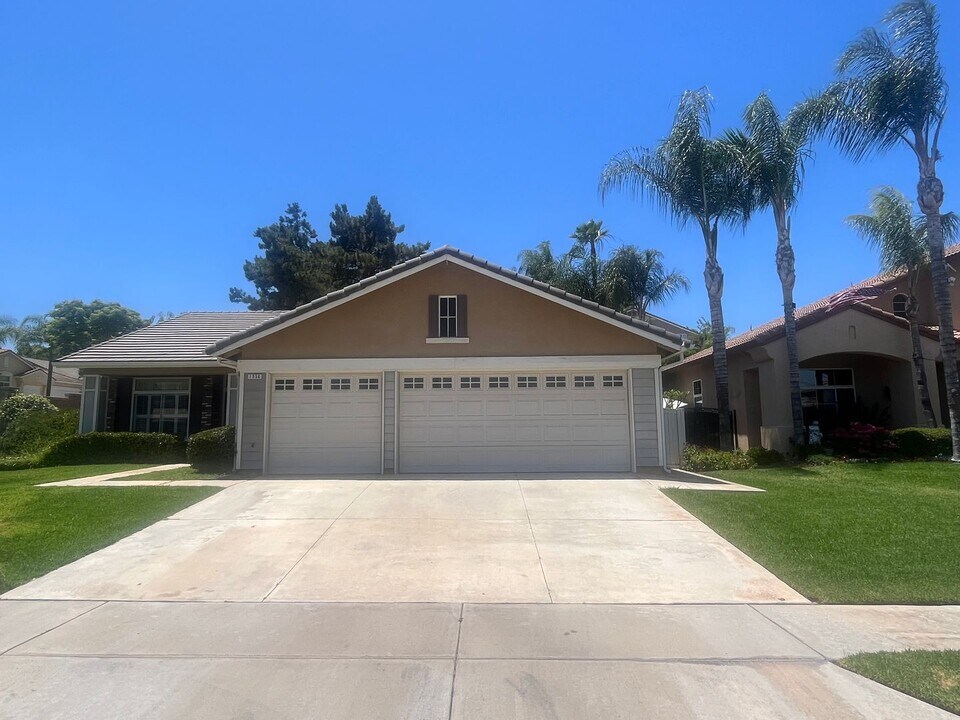 1556 Iris Grove Dr in Corona, CA - Building Photo