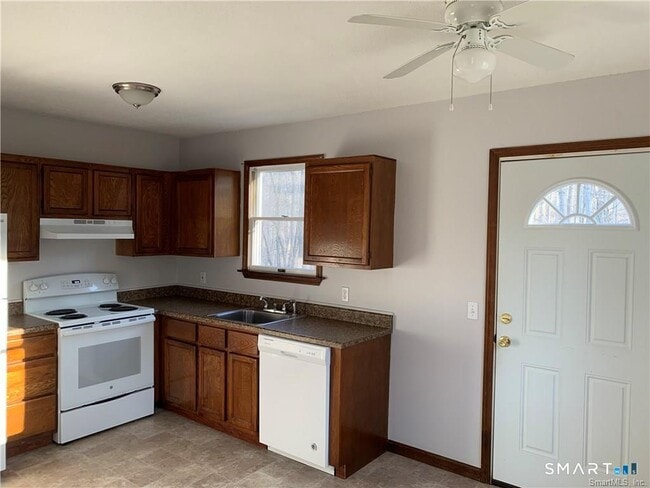 454 Cow Hill Rd in Groton, CT - Building Photo - Building Photo