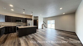 5911 S Whisper Creek Pl in Sioux Falls, SD - Building Photo