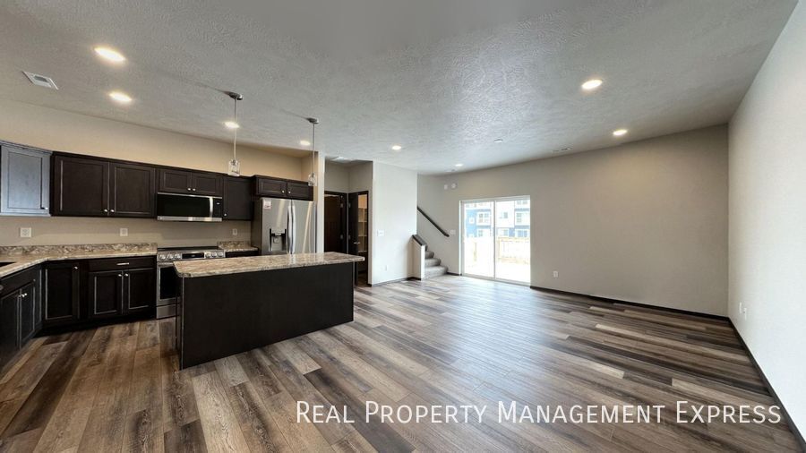 5911 S Whisper Creek Pl in Sioux Falls, SD - Building Photo