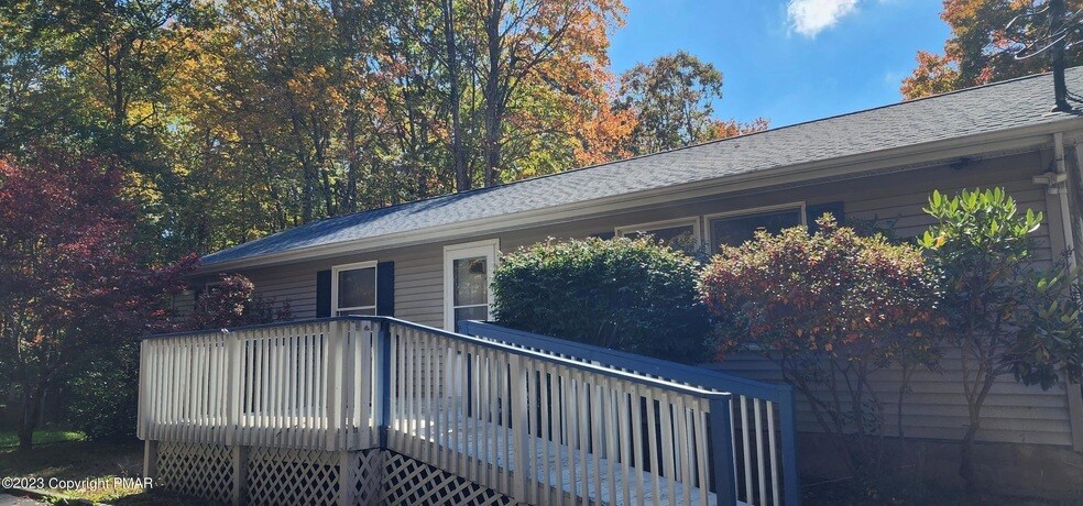 172 Shannon Dr in Long Pond, PA - Building Photo