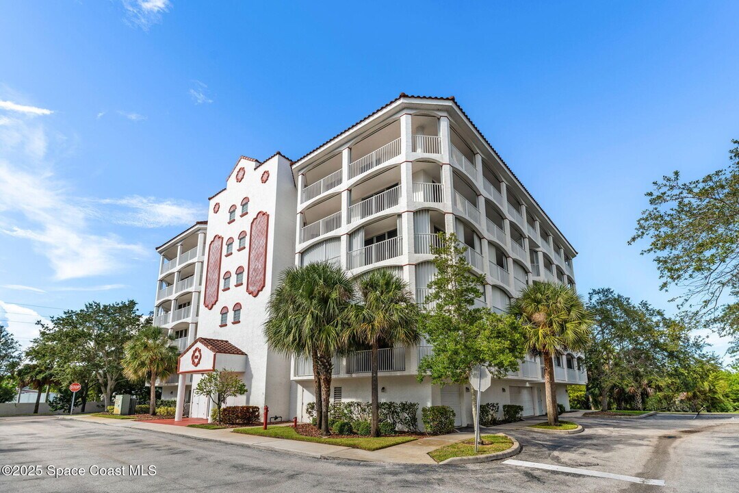 821 Del Rio Way in Merritt Island, FL - Foto de edificio