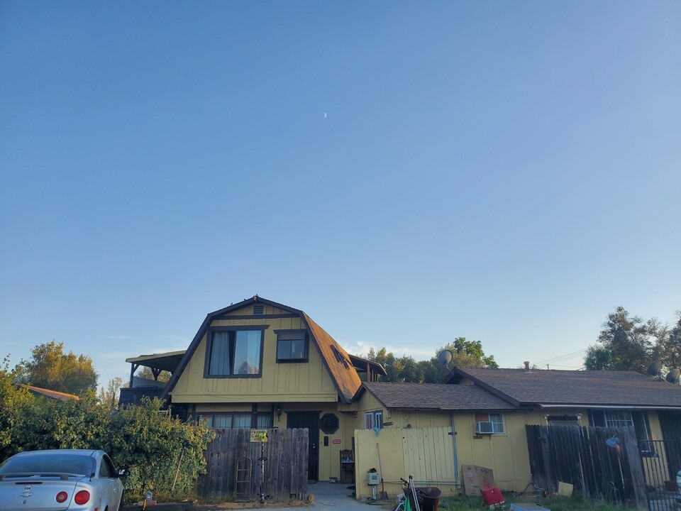 2135 Rainbow Valley Blvd, Unit C1 in Fallbrook, CA - Foto de edificio