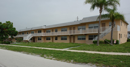 Crystal Lake Apartments in Pompano Beach, FL - Building Photo - Building Photo