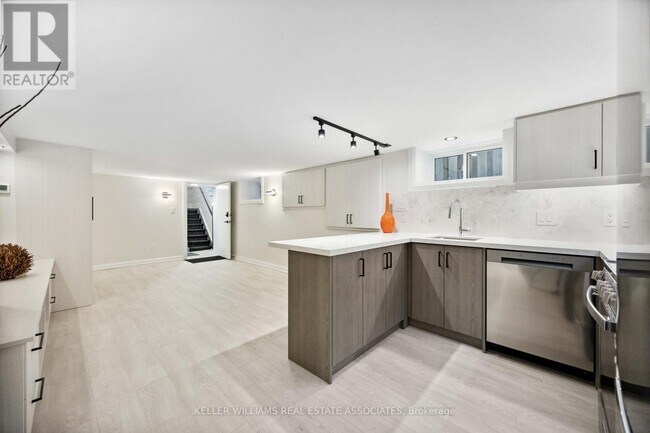27-27 Glen Elm Ave in Toronto, ON - Building Photo - Building Photo