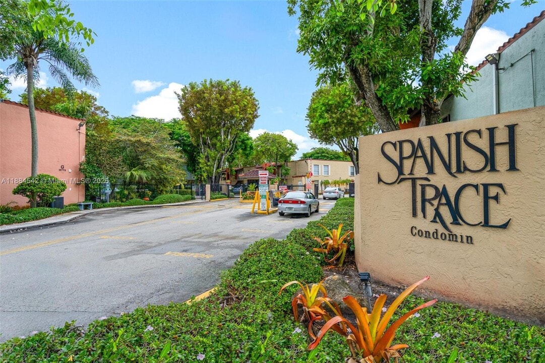 10794 N Kendall Dr in Miami, FL - Building Photo