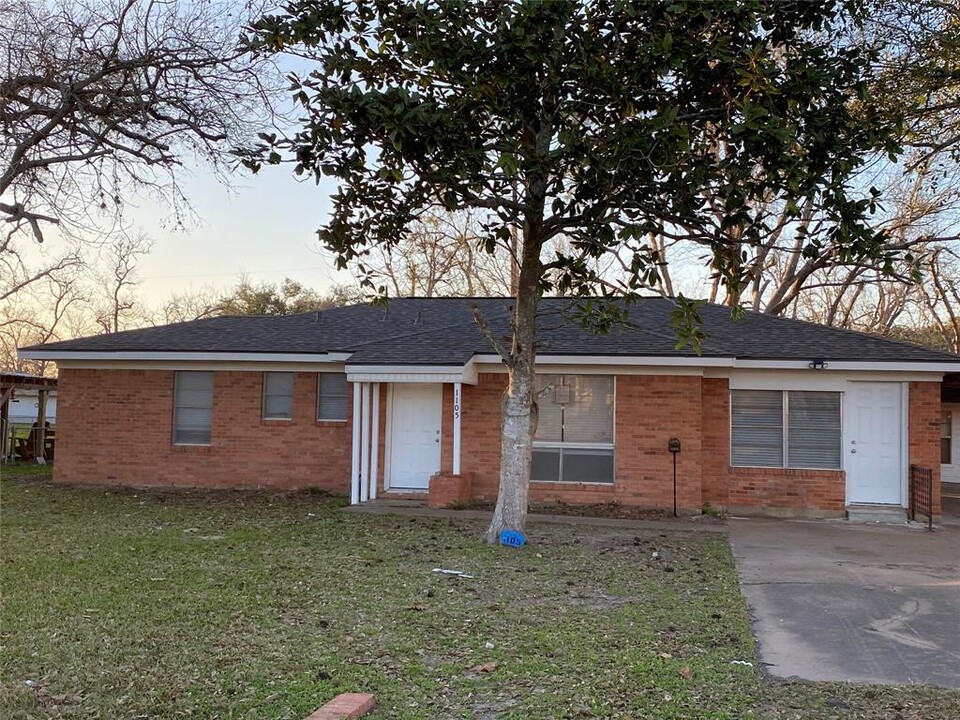 1105 Alice St in Sweeny, TX - Building Photo