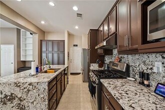 39366 11th St W in Palmdale, CA - Foto de edificio - Building Photo