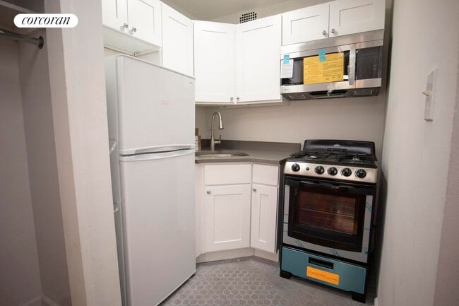 320 W 22nd St in New York, NY - Building Photo - Building Photo