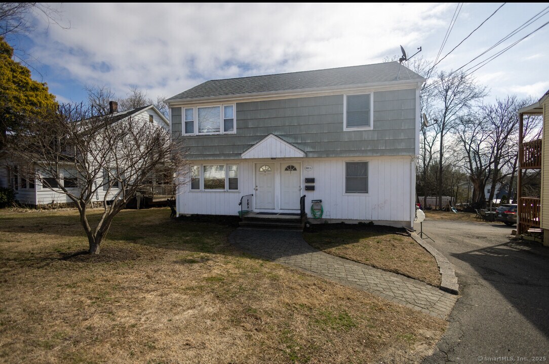 30 1/2 Bartlett Ave in Norwalk, CT - Building Photo