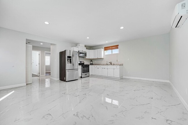 10310 Montgomery Ave in Los Angeles, CA - Foto de edificio - Building Photo