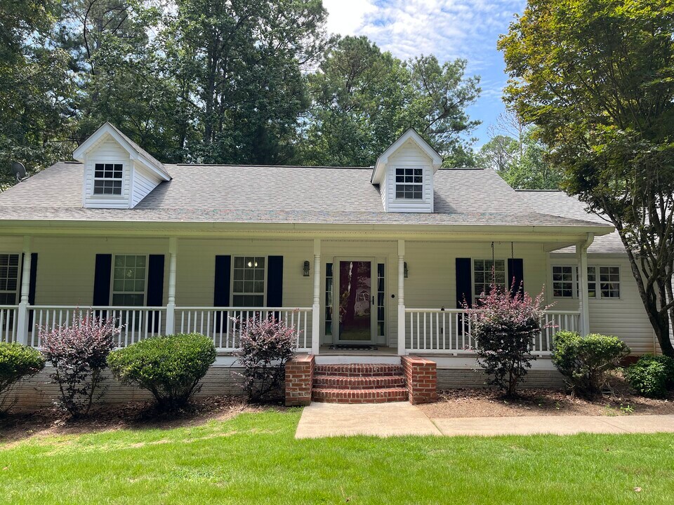 68 Lancaster Way in Newnan, GA - Building Photo