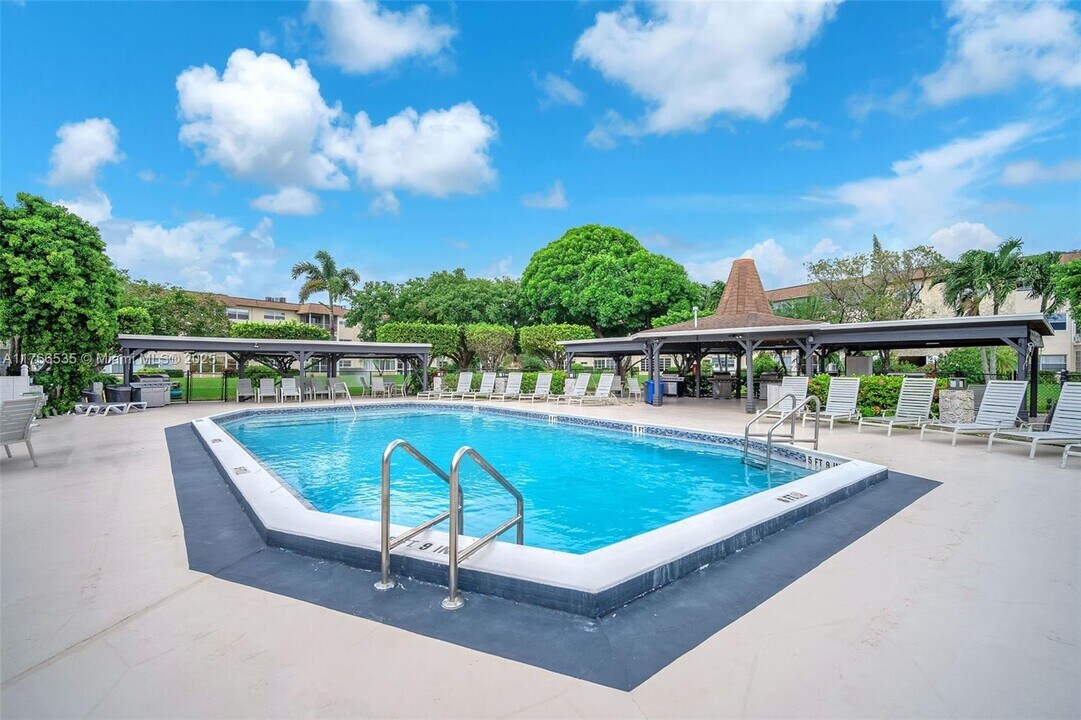 4701 NW 34th St in Lauderdale Lakes, FL - Foto de edificio