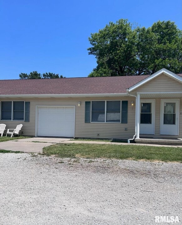 307 Washington St in Pawnee, IL - Building Photo