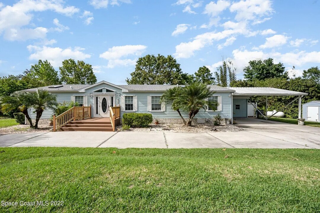 4159 Hidden Lakes Dr in Mims, FL - Building Photo