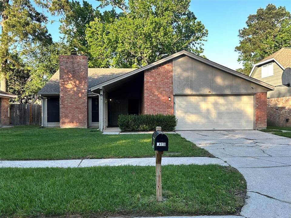 24118 Spring Towne Dr in Spring, TX - Foto de edificio