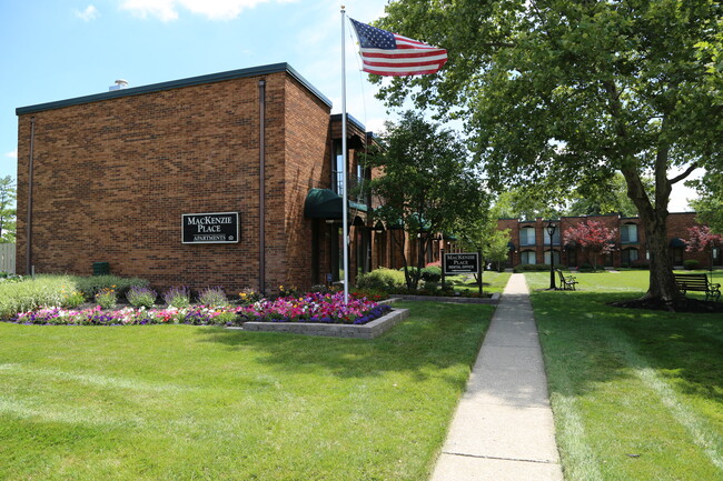 Mackenzie Place in Columbus, OH - Foto de edificio - Building Photo