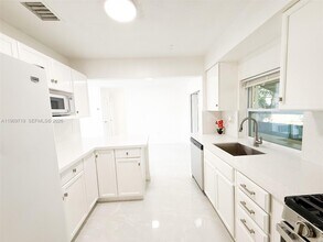 7040 NW 24th St in Sunrise, FL - Building Photo - Building Photo