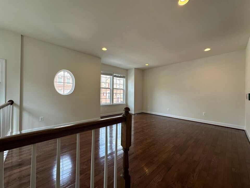 20284 Center Brook Square in Sterling, VA - Building Photo