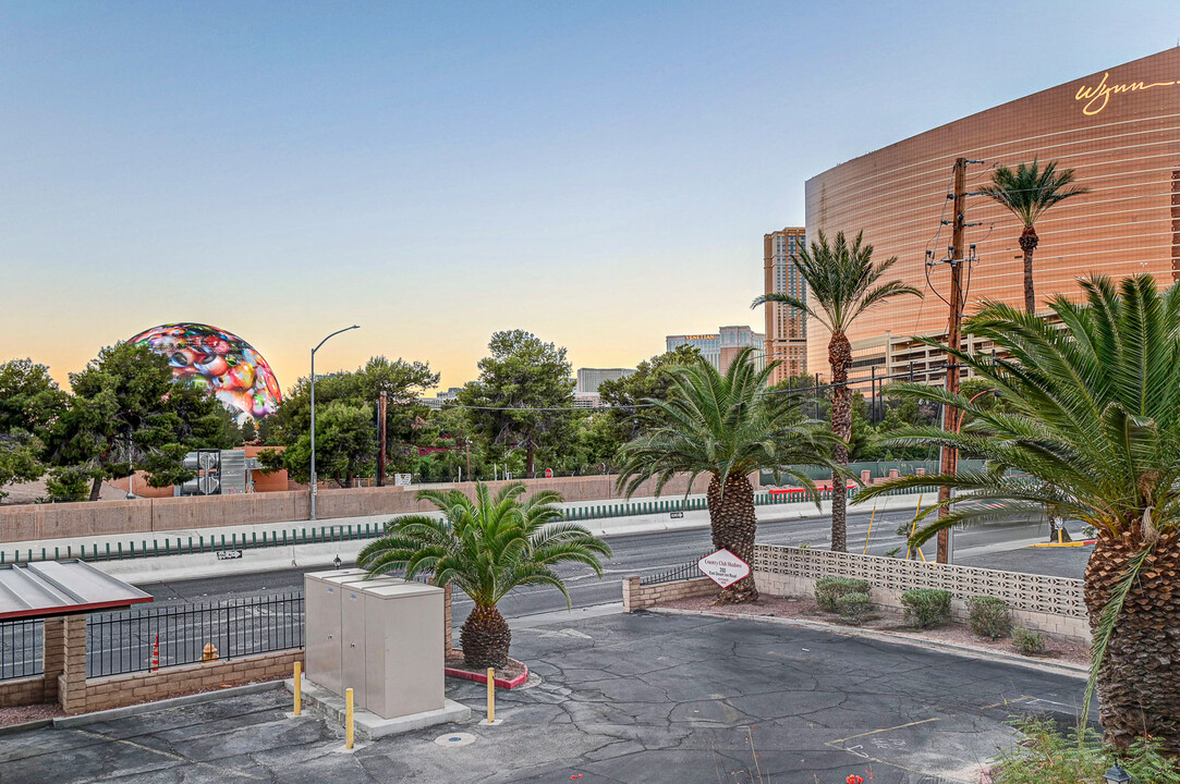 350 E Desert Inn Rd, Unit A202 in Las Vegas, NV - Building Photo