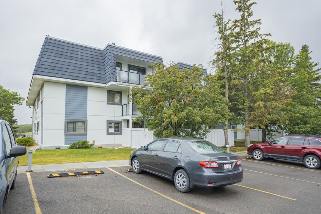 Pipers Glen in Calgary, AB - Building Photo