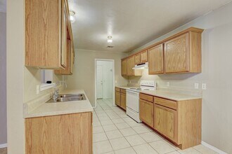 401 S Greengate Dr in Yukon, OK - Building Photo - Building Photo