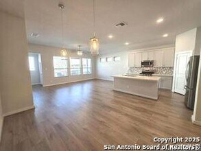 7915 Needle Crk in San Antonio, TX - Building Photo - Building Photo