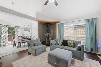 912 S Old Orchard Ln in Lewisville, TX - Building Photo - Building Photo