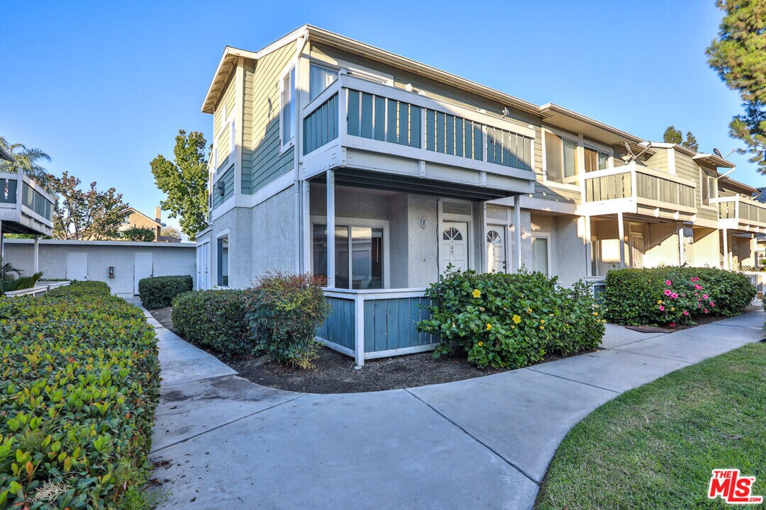 926 W Philadelphia St in Ontario, CA - Building Photo