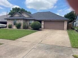 8221 Mark Ln in Watauga, TX - Building Photo
