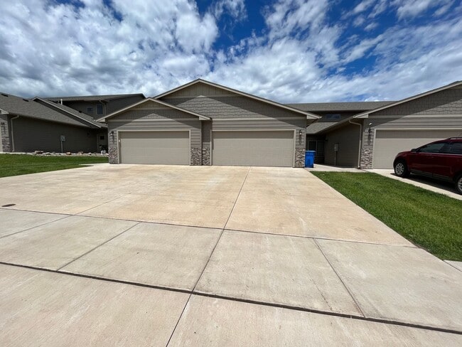 7312 E 45th St in Sioux Falls, SD - Building Photo - Building Photo